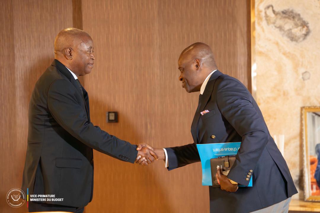 Poignée de main entre le VPM en charge du budget Adolphe Muzito et John Agbor représentant de l'UNICEF en RDC
