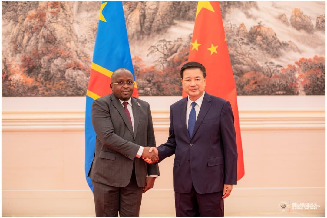 Poignée de main entre Jacquemain Shabani, Vice-premier ministre de l'intérieur de la RDC et son homologue chinois Wang Xiaohong
