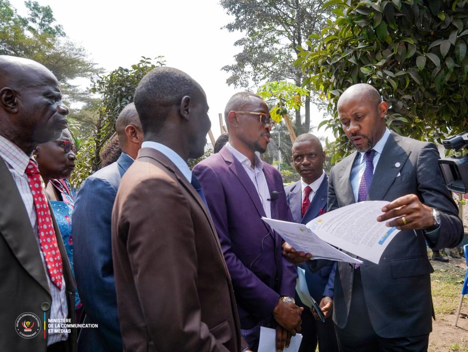 Le ministre de la Communication et Médias, Patrick Muyaya Katembwe, écoute les préoccupations de la délégation syndicale de l'ACP-Agence Congolaise de Presse-