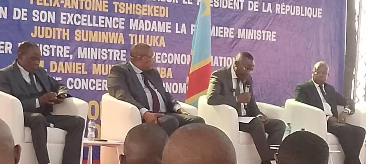 Le VPM de l'économie nationale Daniel Mukoko Samba entouré de deux membres du patronat congolais et du secrétaire général de son ministère