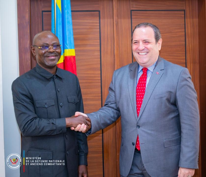 Le VPM de la défense nationale Guy Kabombo et Murât ÜIkü, ambassadeur turc en RDC  [photo d'illustration]