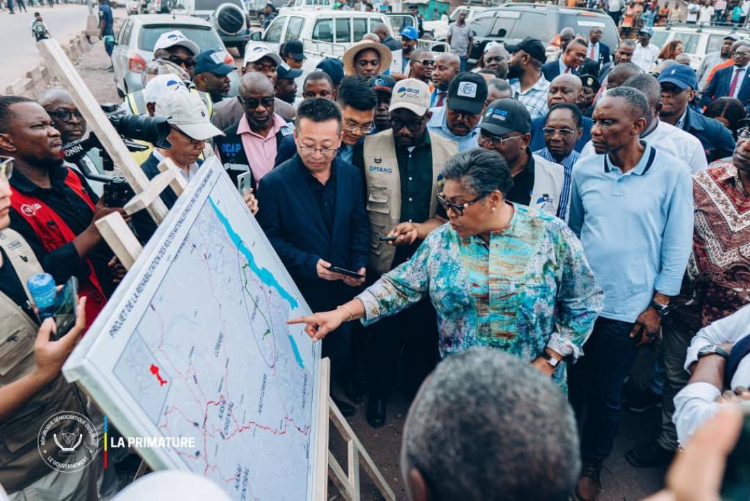 La Première Ministre Judith, accompagnée du ministre national des ITPR, évalue l'état des travaux des infrastructures