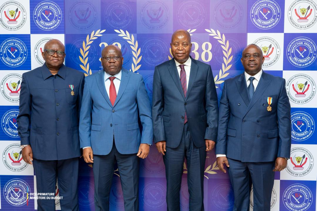 Le VPM en charge du budget Adolphe Muzito avec l'inspecteur général Chef de service de l'IGF lors de la 38è anniversaire de l'IGF