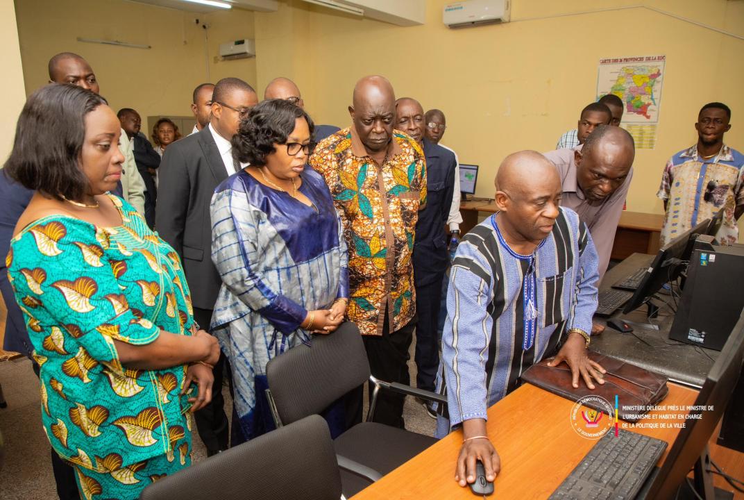 La ministre déléguée Angel Bangaza Yogo lors de sa visite à la Mettelsat.