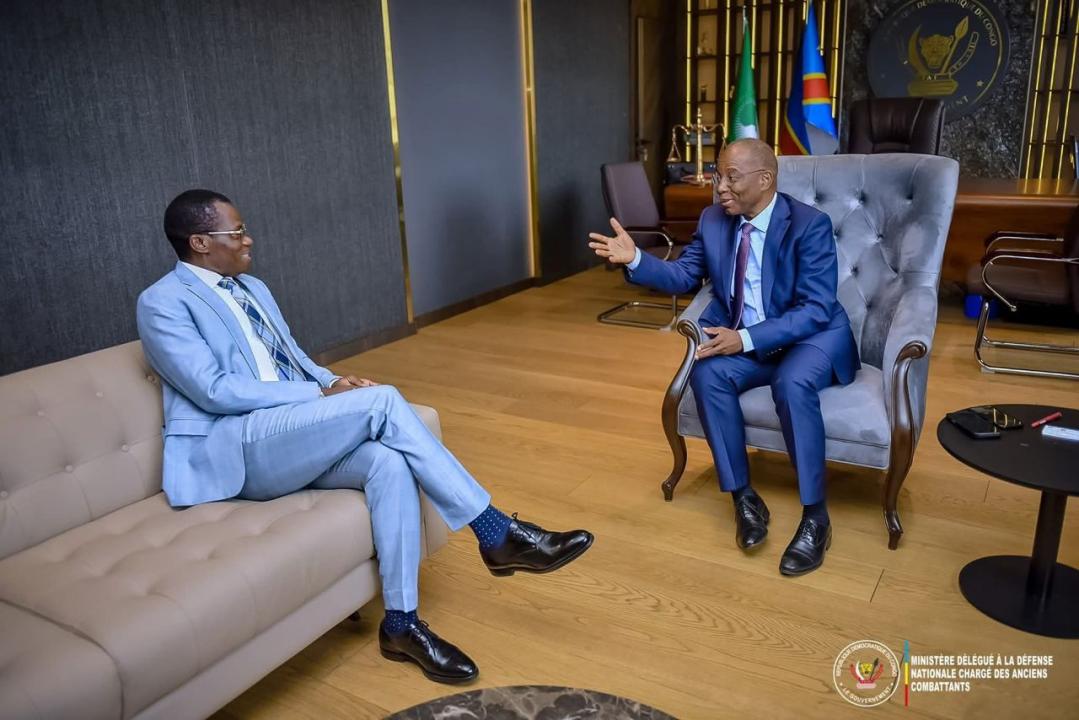 Le Ministre délégué près le Ministre de la défense nationale Eliezer Ntambwe lors de l'échange avec le Min'Etat de la justice Guillaume Ngefa, ce jeudi 18 septembre 2025