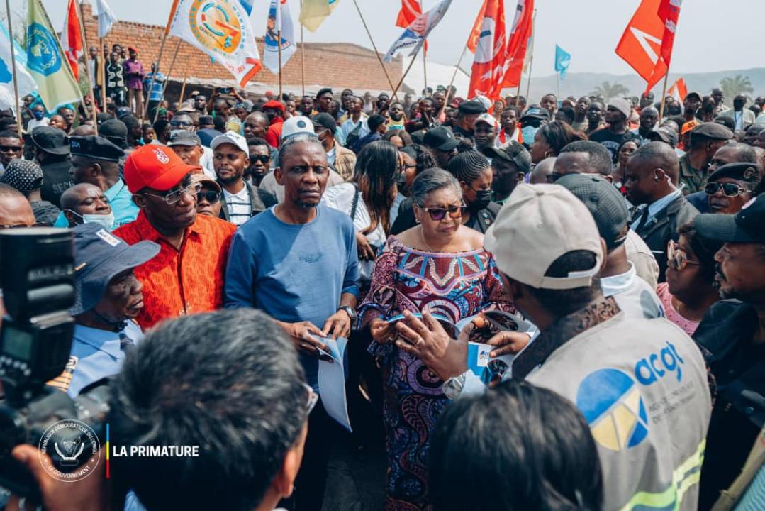 En peovince du Tanganyika, la Première Ministre Judith Suminwa mobilise la population pour la défense de la patrie et rassure sur le port de Moba
