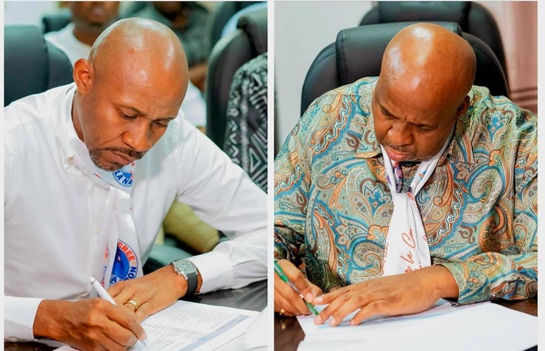 Le ministre de la Communication et Médias, porte-parole du gouvernement, Patrick Muyaya, et son collègue Aimé Molendo Sakombi signent la Charte de l'Union Sacrée d3 de la Nation
