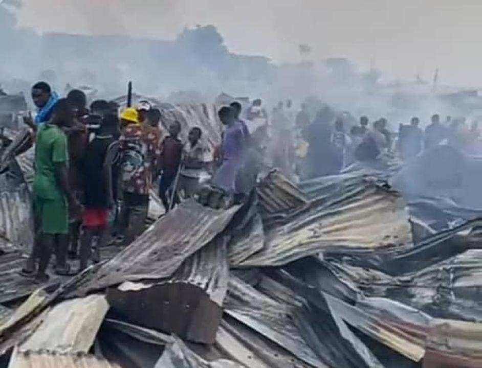 Des maisons de fortune incendiées au camp Kabila à Kinshasa