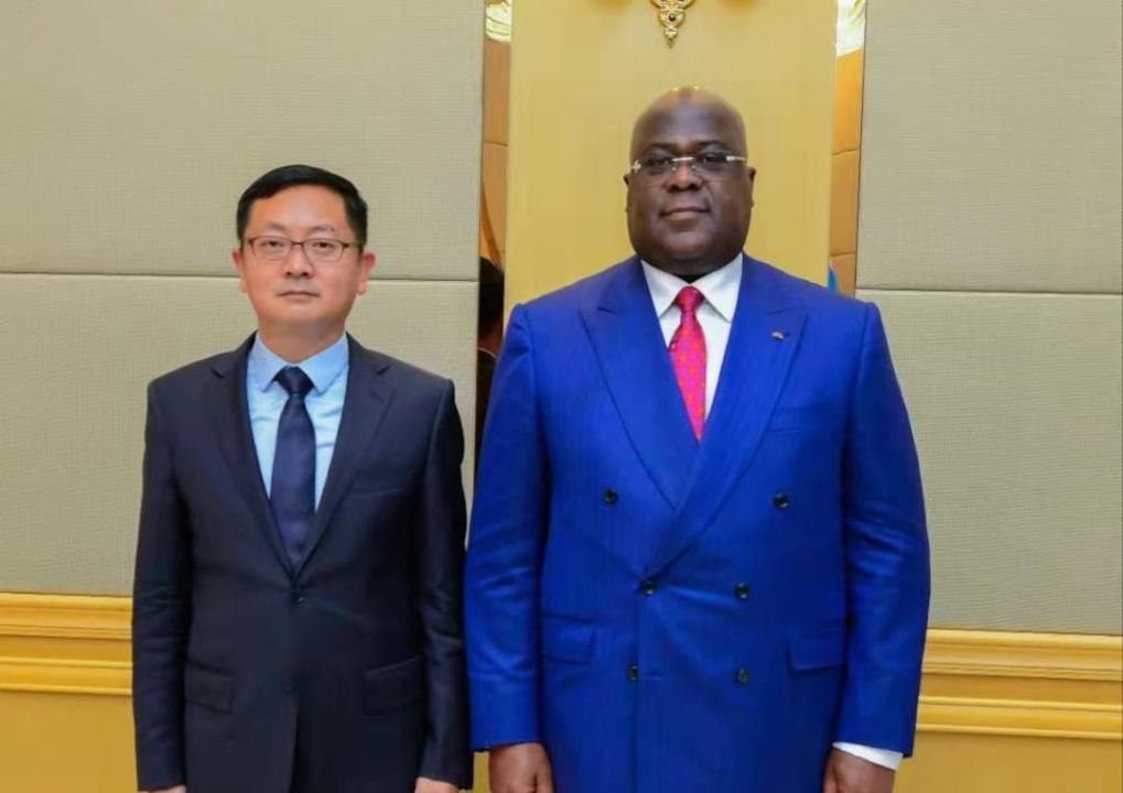 Le président Félix Tshisekedi et l'embrasser de Chine en RDC Zhao Bin [photo d'illustration]