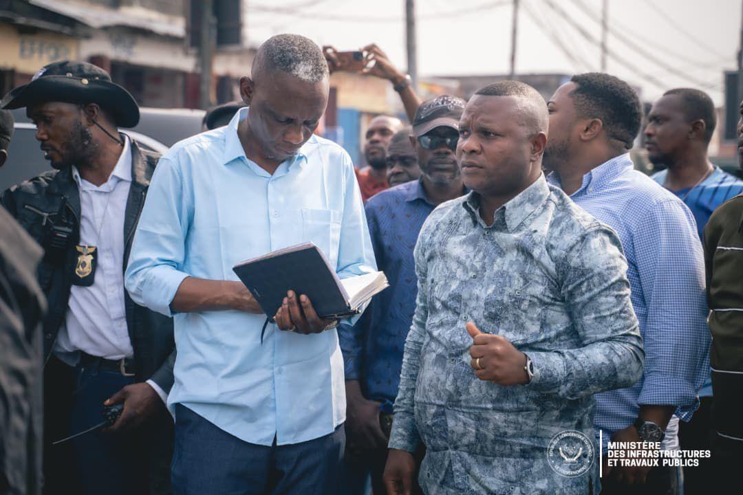 De gauche à droite, le ministre des infrastructures John Banza et le député national Prince Kangila, élu de la Tshangu