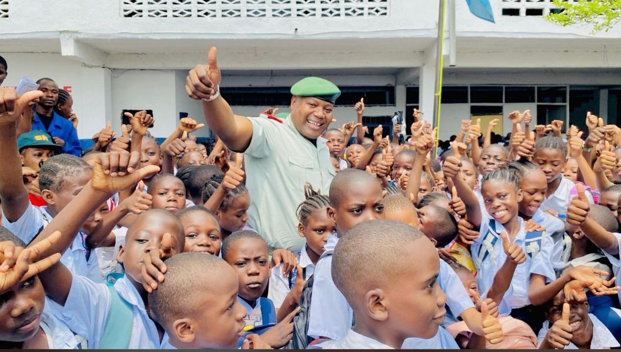 Le Commandant du Service National, le Lieutenant-général Jean-Pierre Kasongo Kabwik, le député national Baudouin Mayo, et quelques élèves de l'ITC KAMO Matete.