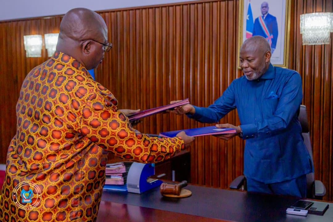 Le Président honoraire de l'Assemblée nationale Vital Kamerhe et Jean-Claude Tshilumbayi, président ai, lors de la remise et reprise 2025