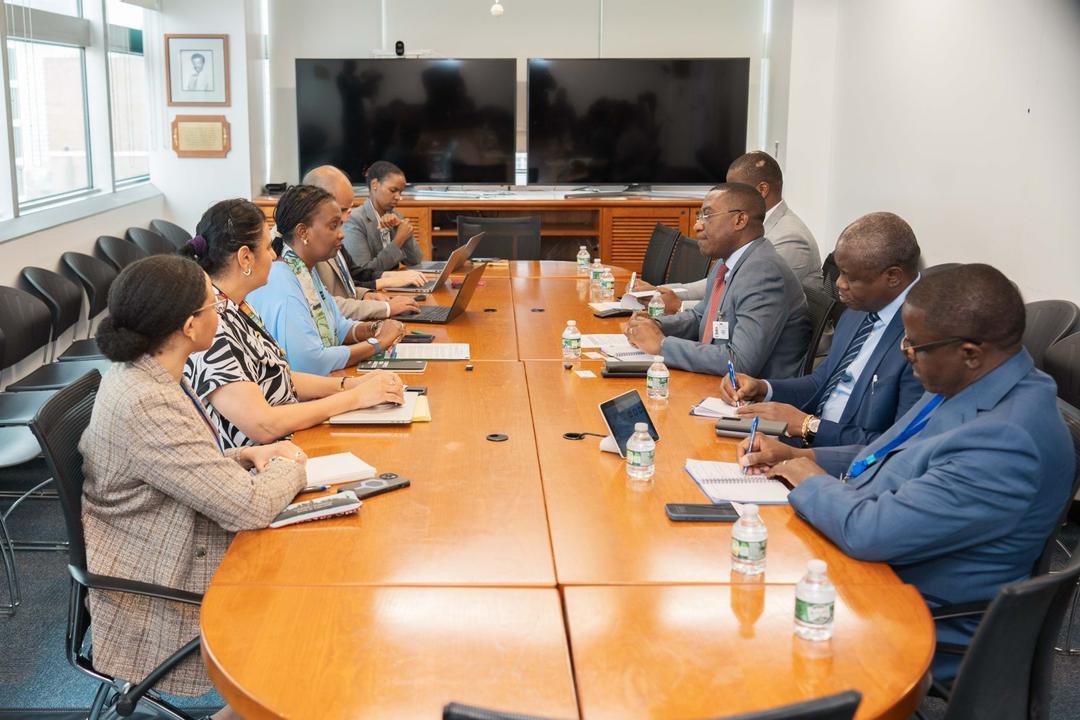 Séance de travail à New York entre la délégation du ministère congolais du Plan, conduite par Guylain Nyembo, et celle du PNUD, dirigée par Aïssata De, directrice régionale adjointe pour l’Afrique.