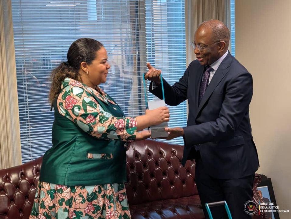Le ministre de la justice Guillaume Ngefa donne les sceaux officiels à la ministre des affaires étrangères Thérèse Kayikwamba [photo d'illustration]