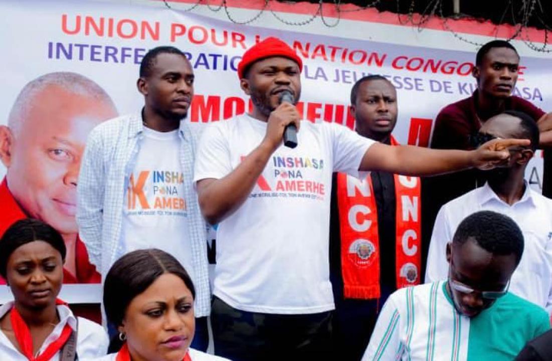 Le président de la ligue des jeunes UNC/Kinshasa, Joël Mongu en plein meeting