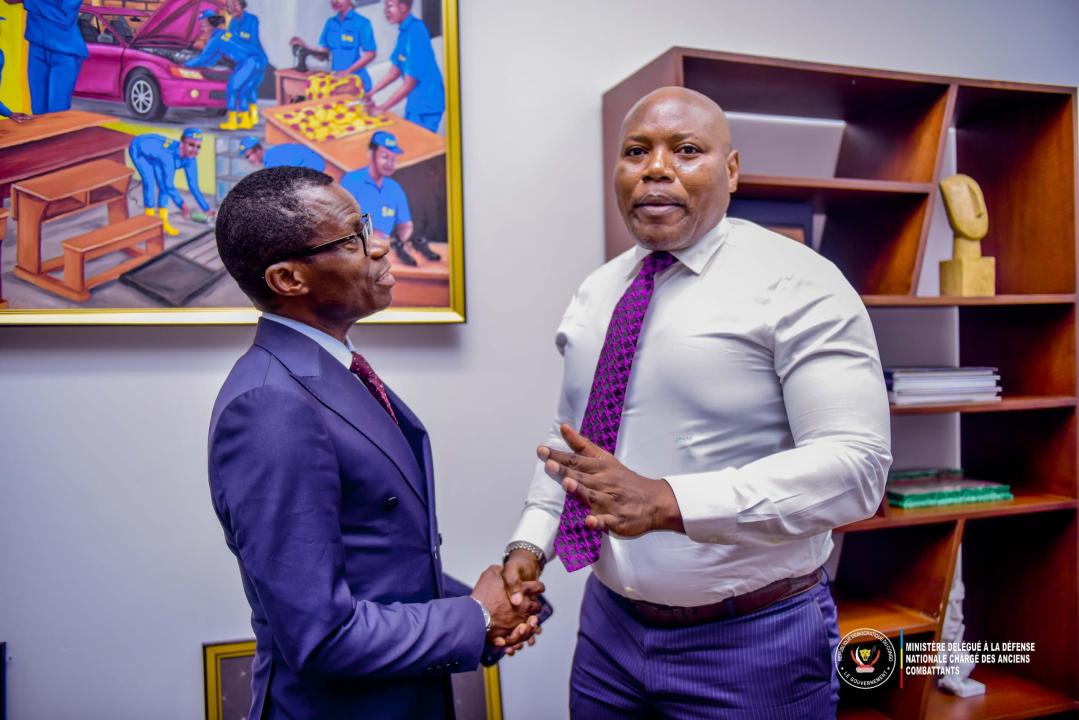 Le Ministre délégué à la défense nationale en charge des anciens combattants Eliezer Ntambwe reçu par le lieutenant général Jean-Pierre Kasongo Kabwik