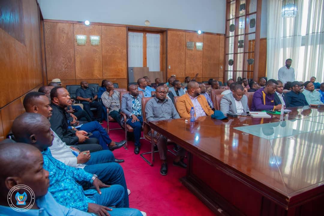 Parlement : les jeunes parlementaires associés pour la décrispation politique à l'Assemblée nationale   Par Grevisse Tekilazaya   Le président intérimaire de la chambre basse du parlement, le professeur Isaac Jean Claude Tshilumbayi a eu un échange avec les députés nationaux membres du RJP- Réseau des jeunes Parlementaires.  Les discussions ont tourné essentiellement autour de l'apaisement politique à l'assemblée nationale, la participation efficace de ce regroupement aux initiatives et travaux Parlementair