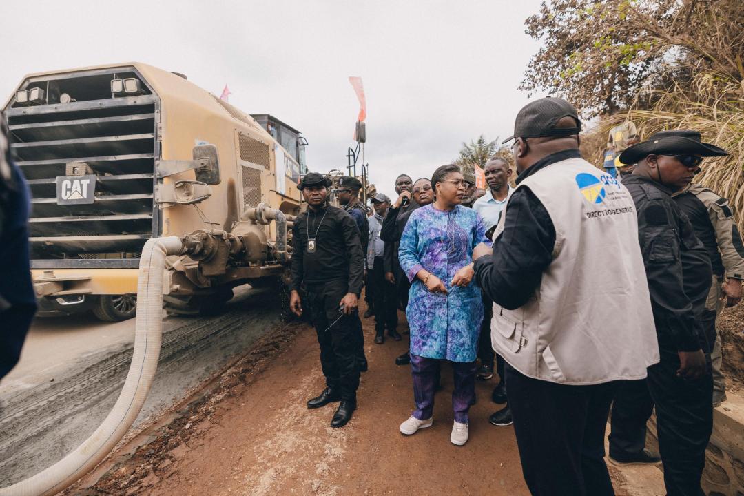 La Première Ministre Suminwa inspecte les travaux de la RN12 à Tshela, dans le Kongo central