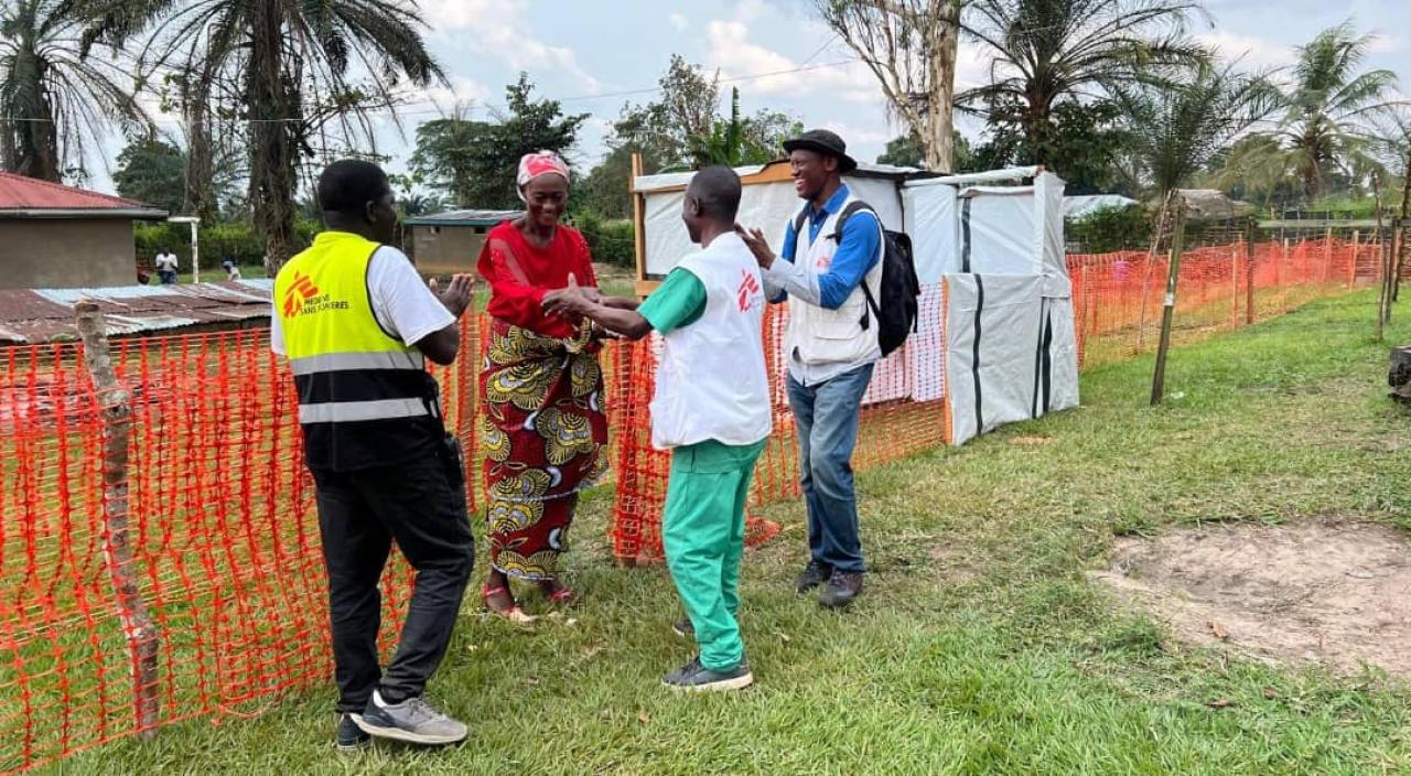 Les agent de MSF avec la première personne guérie d'Ebola à Bulape