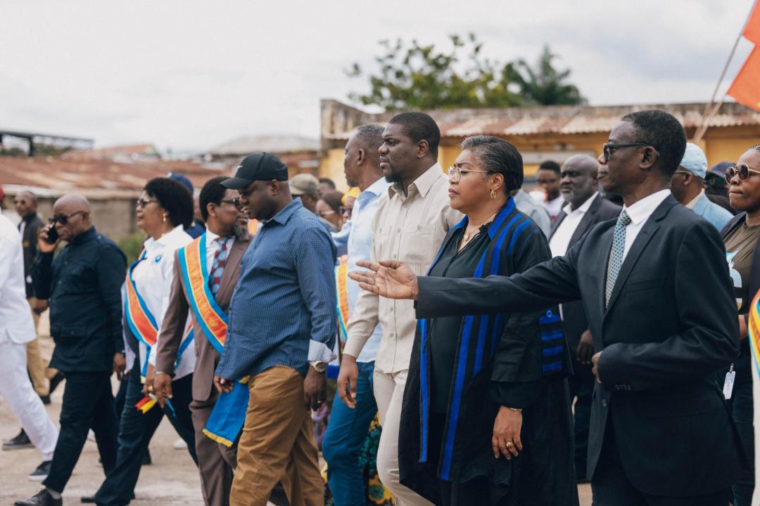 Accompagnée du Gouverneur du Kongo central, la Première Ministre Judith Suminwa Tuluka inspecte le port de Boma