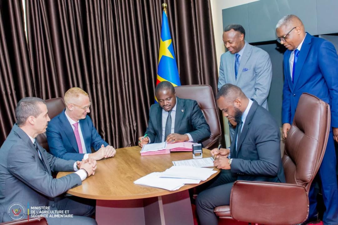 Le ministre de l’Agriculture et de la Sécurité alimentaire, Muhindo Nzangi, aux côtés des représentants de la société suisse lors de la signature du partenariat [Photo d’illustration]