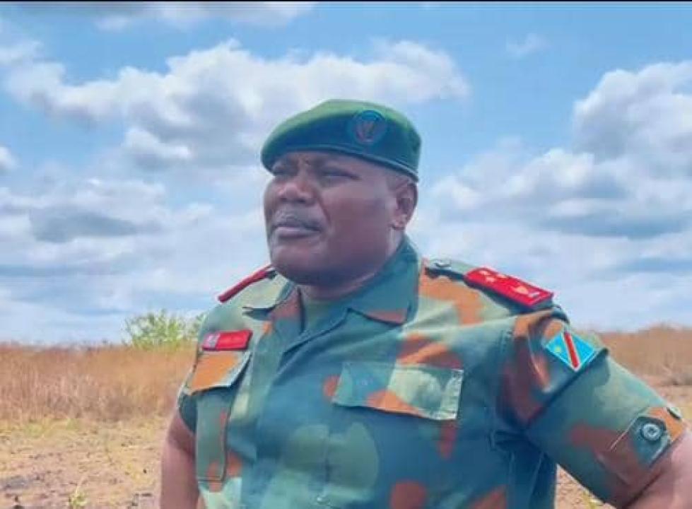 Le commandant du Service National, le Lieutenant-général Jean-Pierre Kasongo Kabwik, au centre de production agricole de Lovo.