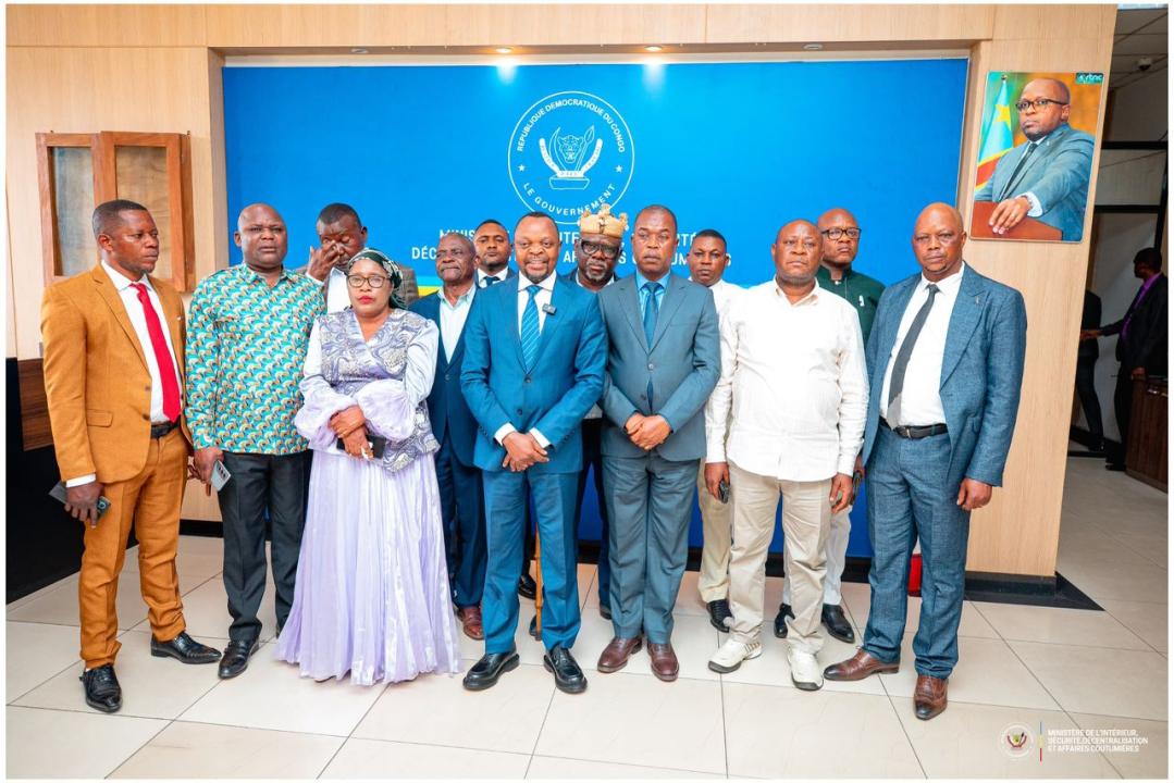 Le président de l’Assemblée provinciale du Kongo Central, Papy Mantezolo, et les députés provinciaux pétitionnaires
