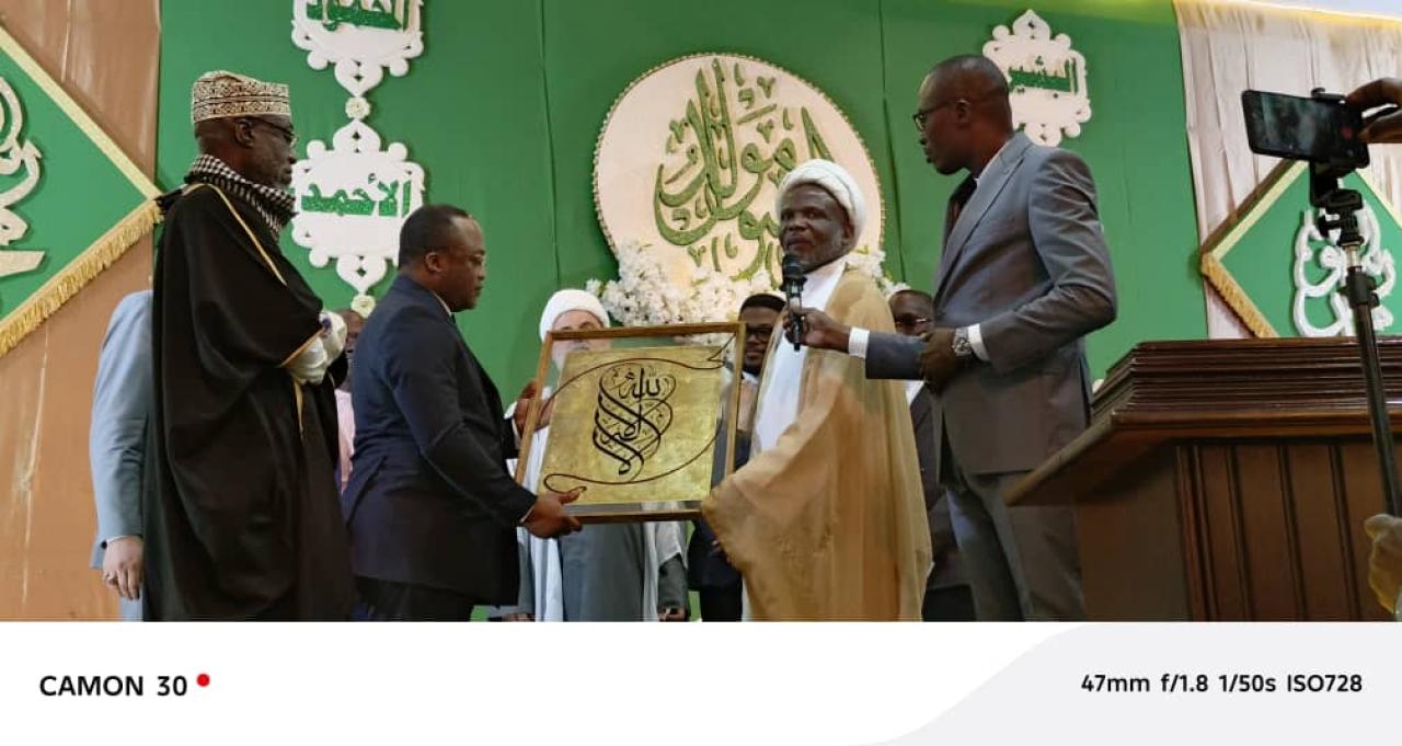 L'évêque Dodo Kamba reçoit un cadeau de main du représentant des musulmans chiites en RDC [photo d'illustration]