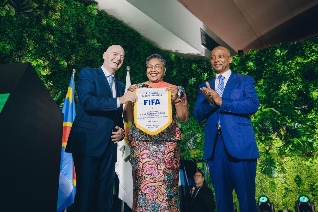 De gauche à droite Gianni Infantino Président de la FIFA, la Première Ministre Judith Suminwa et Patrice Motsepe , Président de la CAF