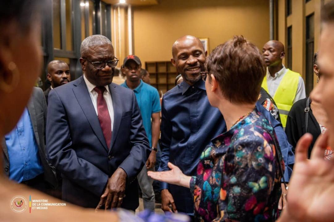 Le ministre de la Communication et Média, Patrick Muyaya, au milieu, échange avec le Docteur Denis Mukwege et Cynthia Pinet, productrice du film "Munganga"