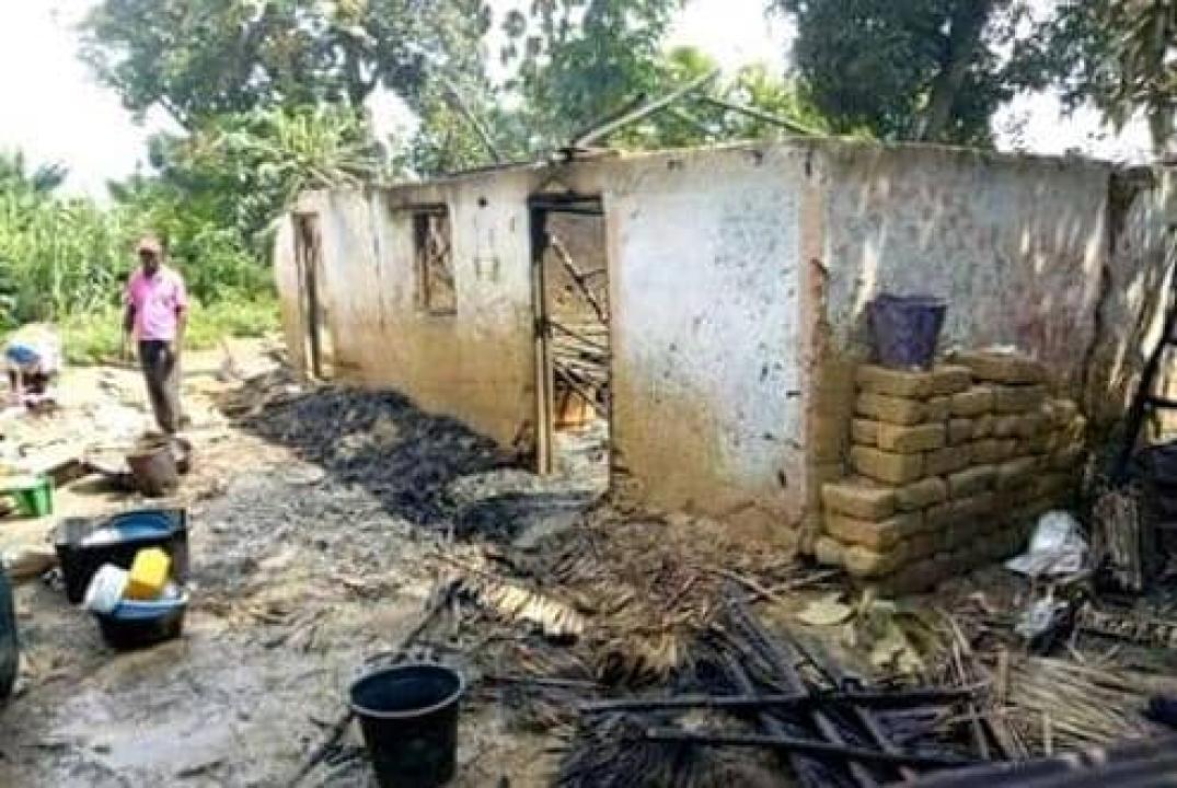 Des maisons incendiées, au quartier Likwangola, dans la ville d’Inongo, en province de Maï-Ndombe [photo d’illustration]