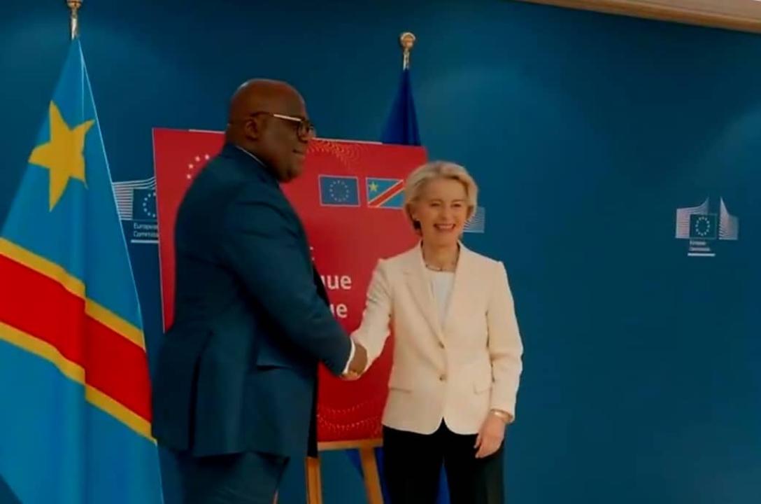Poignée de main entre Félix Tshisekedi et Ursula Von der Leyen, présidente de la Commission européenne, en marge du Global Gateway Forum à Bruxelles