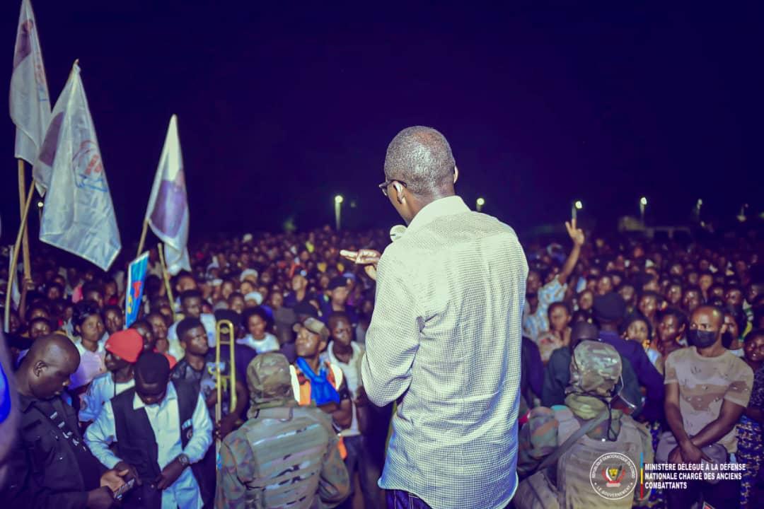 Le Ministre délégué à la défense nationale Eliezer Ntambwe devant la population de Lubao, dans la province de Lomami