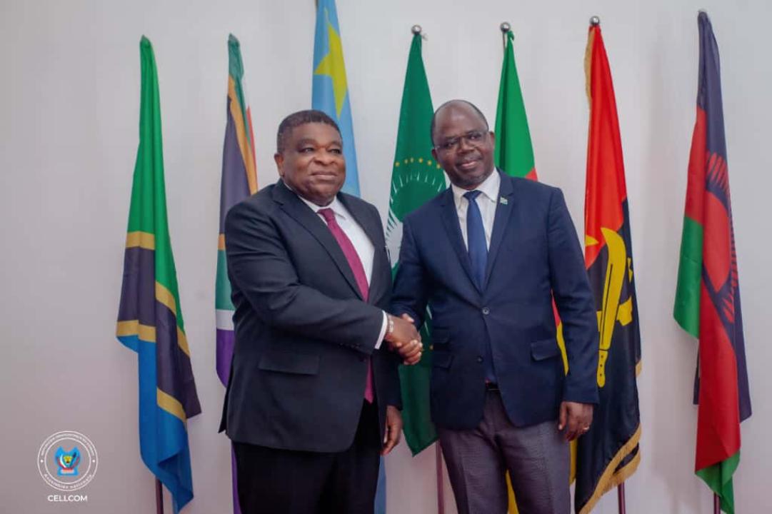 Poignée de main entre le président a.i de l'assemblée nationale, Isaac JC Tshilumbayi, et le secrétaire général de l'UIP, Martin Chugong