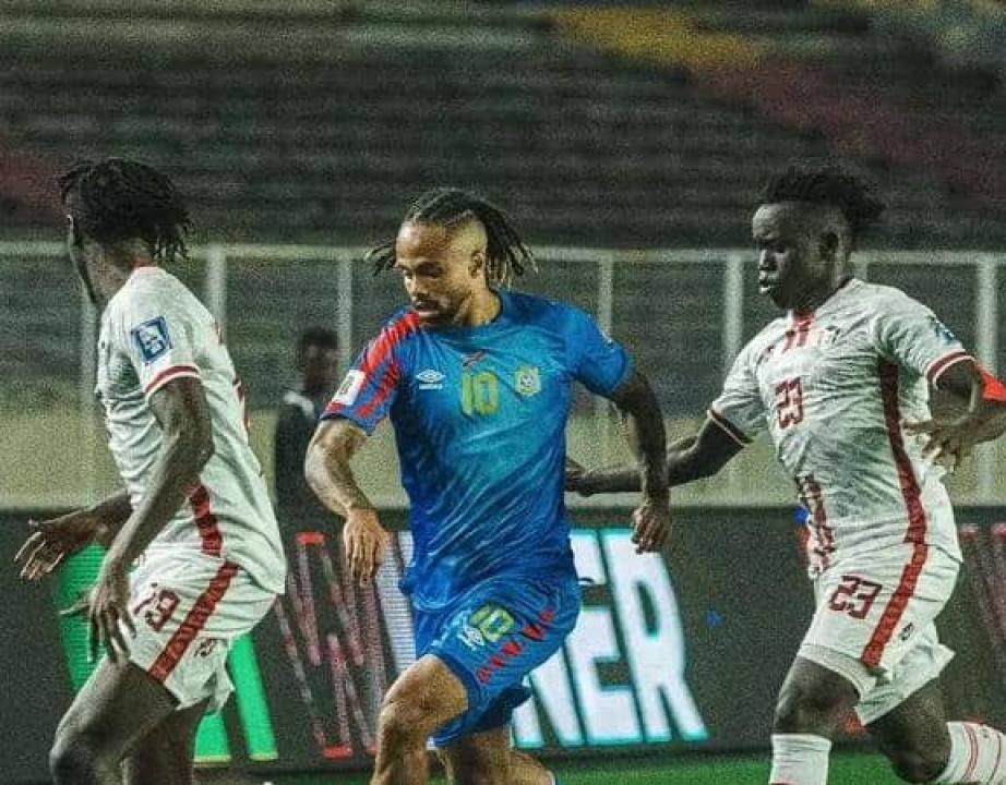 Théo Bongonda en duel avec deux soudanais, au Stade des Martyrs.