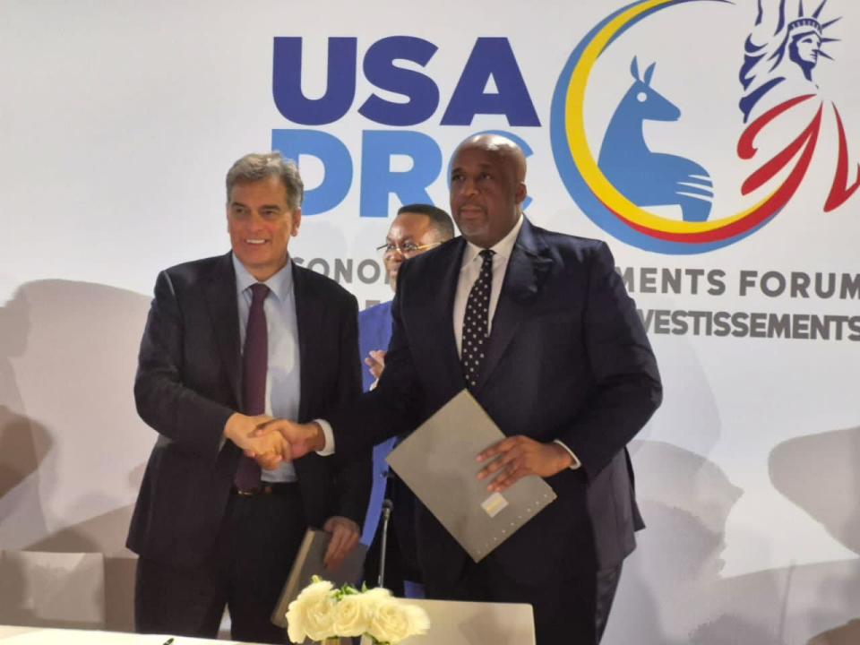 Le ministre des Ressources hydrauliques et Électricité, Aimé Sakombi Molendo, et le représentant de la société américaine Hydrolink LLC [photo d'illustration]
