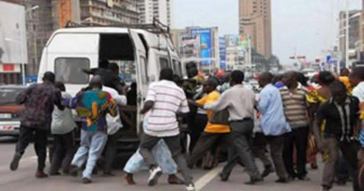 Les kinois en train de courir pour attraper un transport en commun