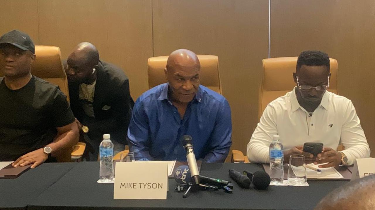 Le boxeur Mike Tyson entouré de Deo Kasongo et du Manager du boxeur américain