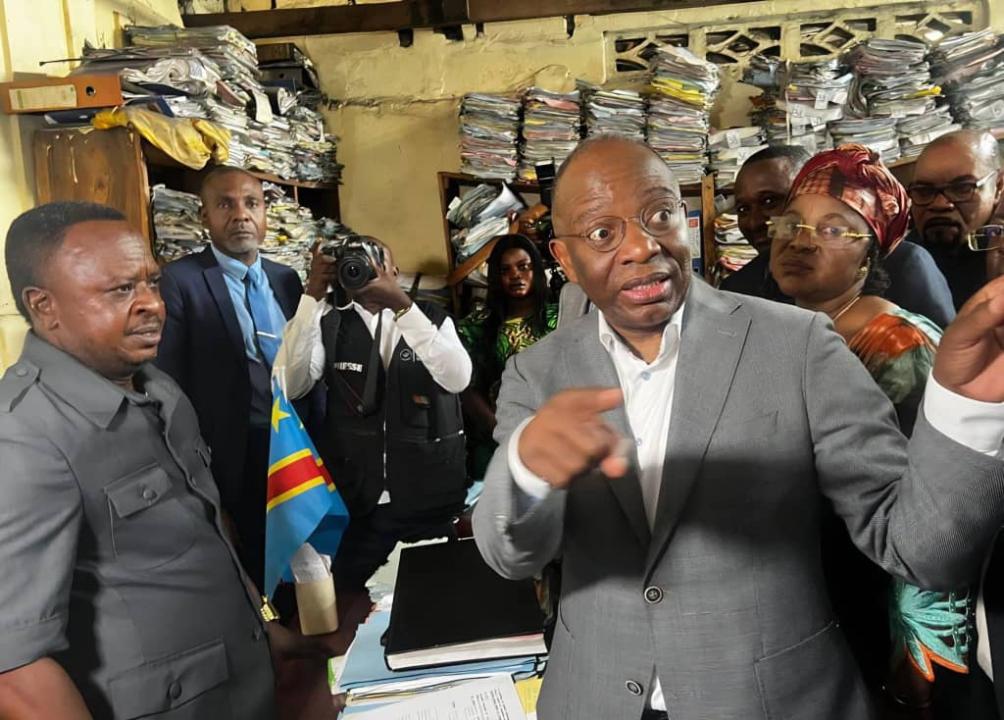 Le ministre Guillaume Ngefa constate des conditions de travail indignes, à Kinkole, dans la ville de Kinshasa