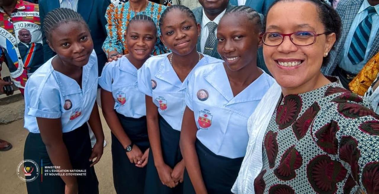 Selfie de la ministre Raïssa Malu avec quelques élèves filles de la RDC [photo d’illustration]
