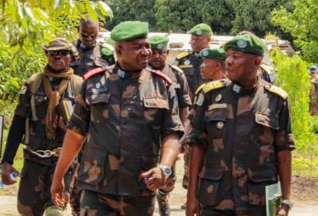 Le Général de Brigade Mwehu Lumbu, commandant des opérations militaires FARDC au Sud-Kivu , en mission de terrain