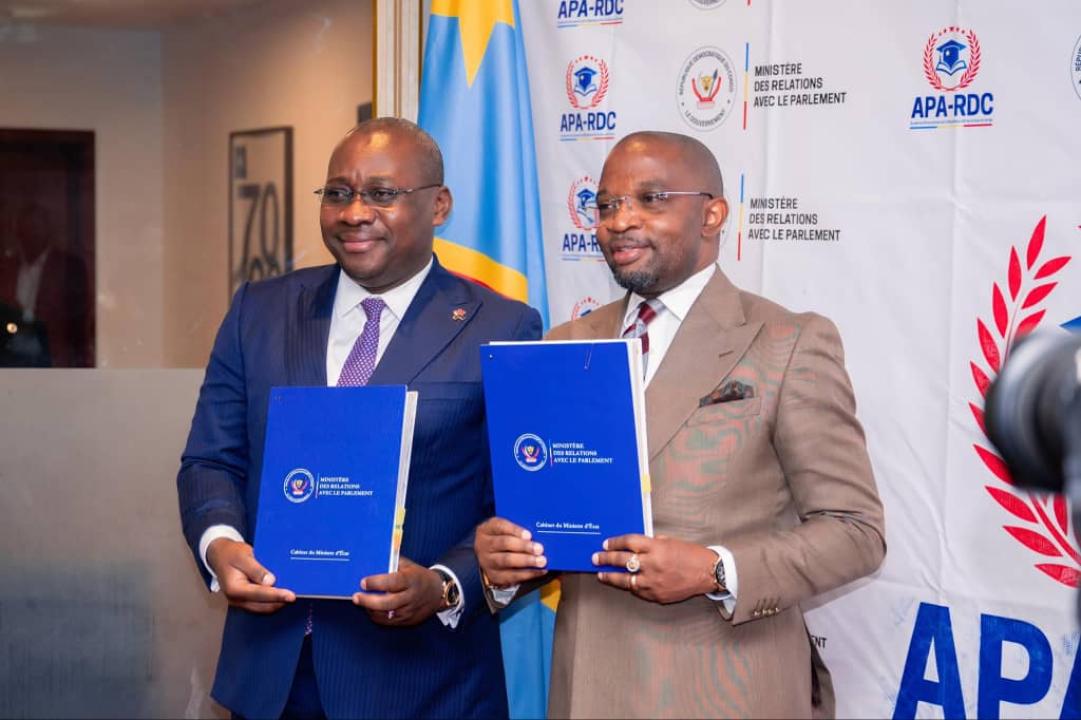 Le ministre de la Formation professionnelle Marc et Ekila et celui de relations avec les parlements Guy Loando Mboyo