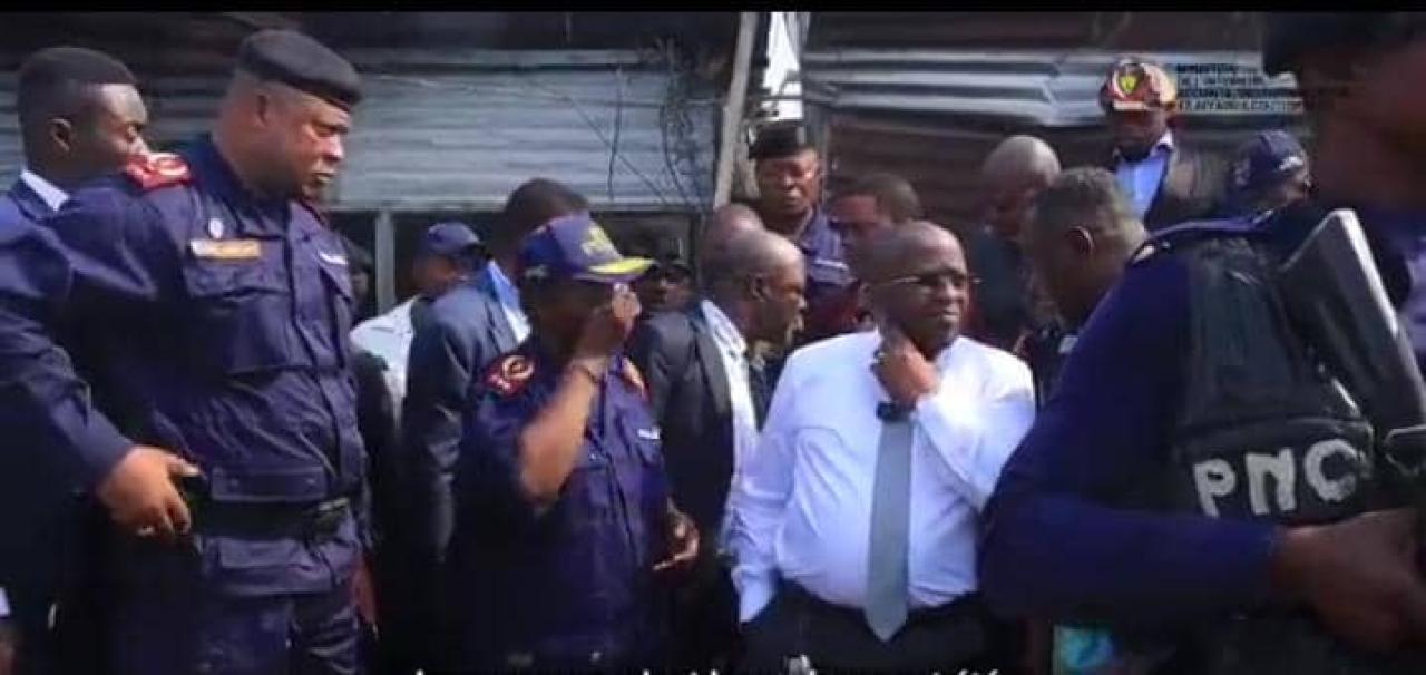 Le VPM de l'intérieur Jacquemain Shabani et les familles des policiers victimes de l'incendie au camp Kabila