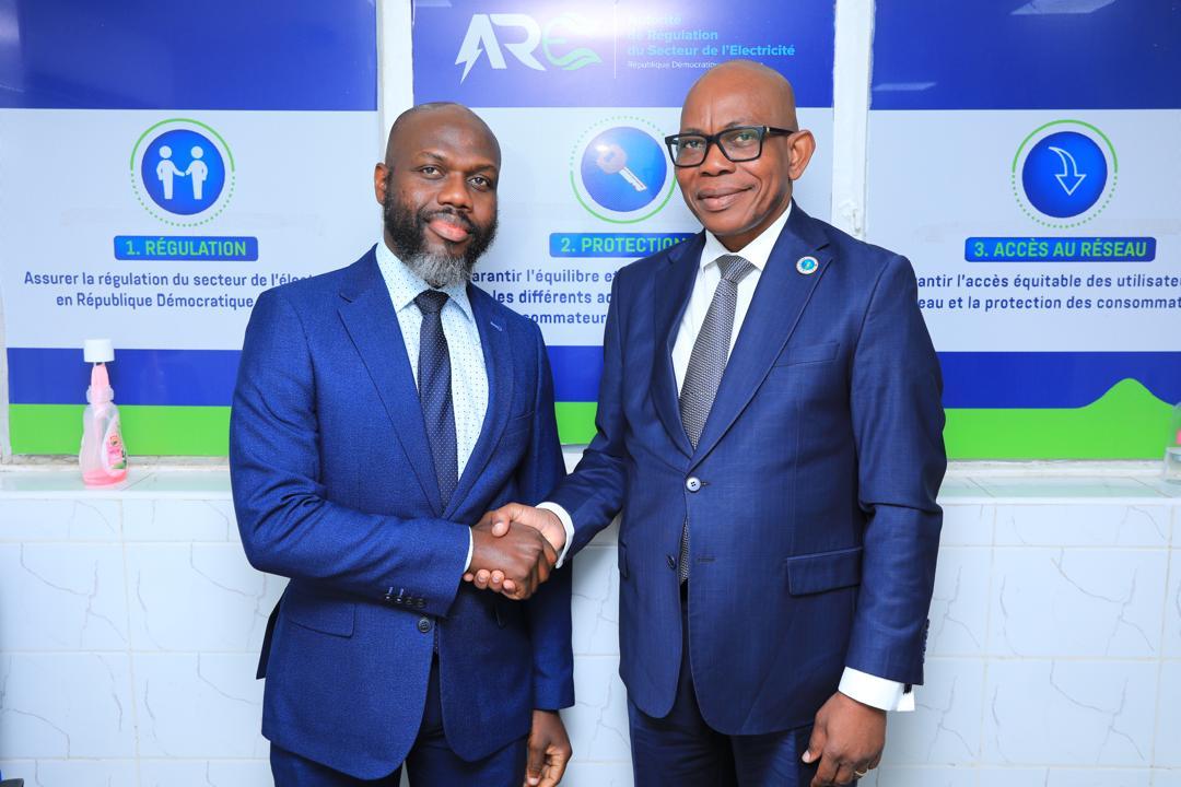 Poignée de main entre Me Marco Kuyu, DGA de l'ARE et Désiré Armand Ndemazongo, Directeur de l'Énergie de CEEAC