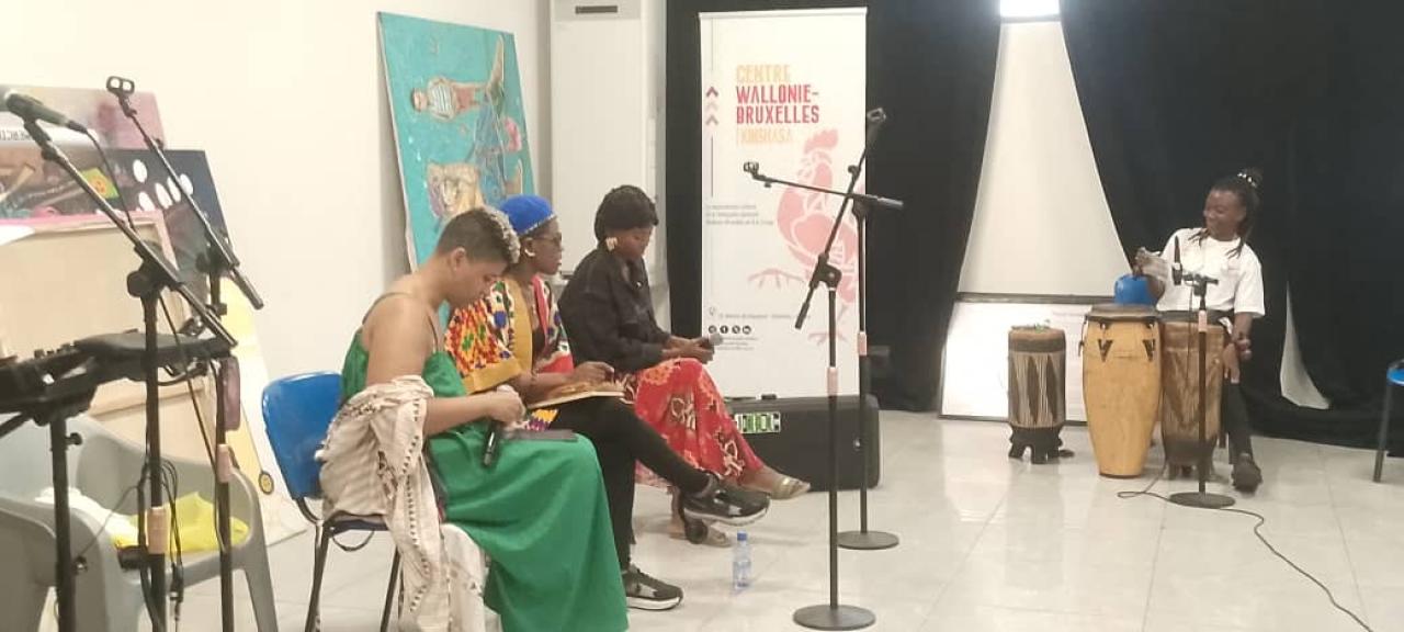 Quelques chanteuses artistes-musiciens féminins en pleine séance de répétition au Centre Wallonie Bruxelles de Kinshasa