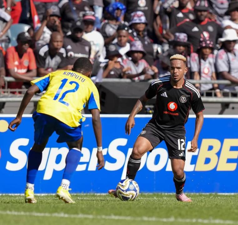 Un défenseur de Lupopo en duel avec un joueur d'Orlando Pirates à Johannesburg.