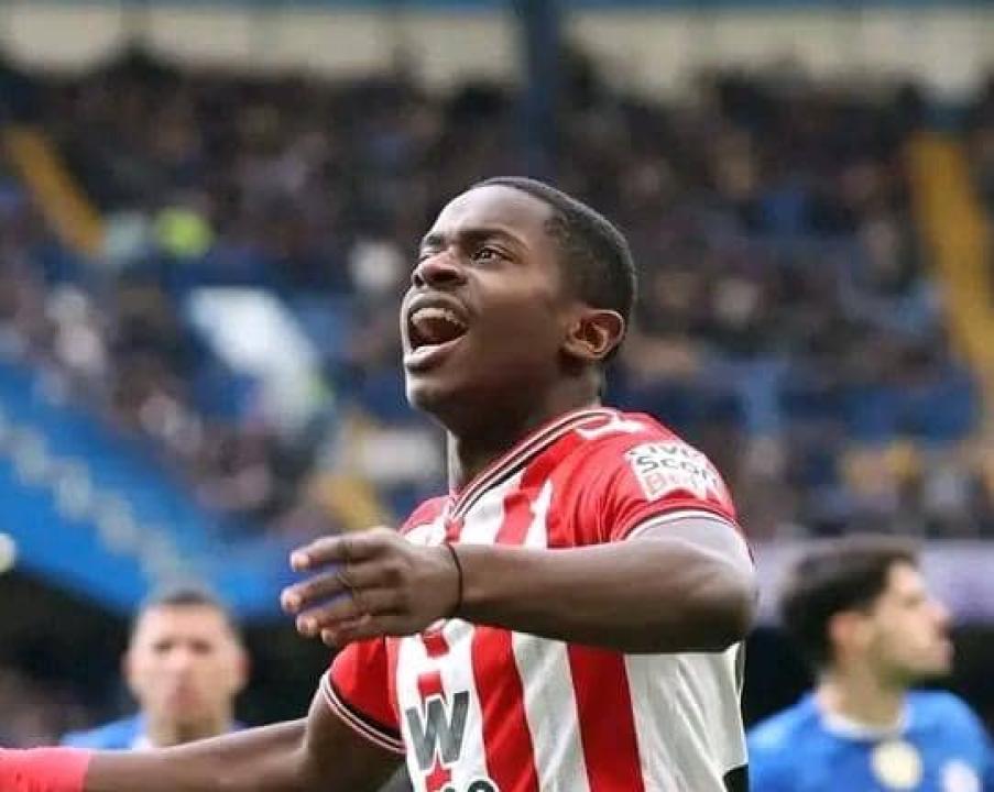Noah Sadiki en pleine célébration après la victoire de Sunderland à Chelsea.