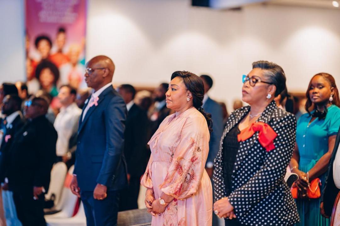 Photo profil La Première Ministre, Judith Suminwa, pose avec la Première dame Denise Nyakeru, et le ministre de la Santé Roger Kamba, lors du lancement de la Table ronde nationale contre les cancers féminins