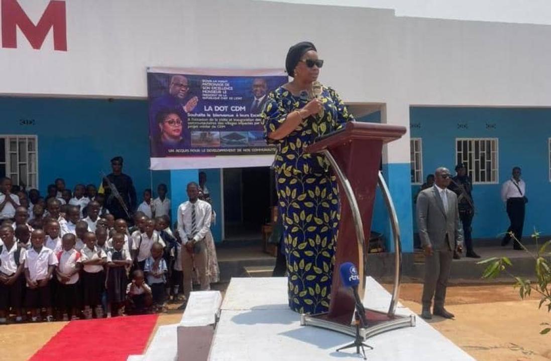 La ministre Eve Bazaiba inaugure à Lubumbashi une école construite grâce à la dotation minière de 3 %
