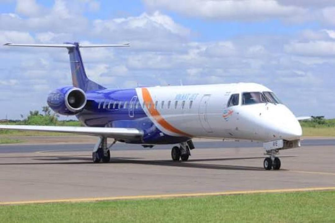 Un avion Mwant Jet en pleine manœuvre sur le tarmac de l’aéroport international de Ndjili
